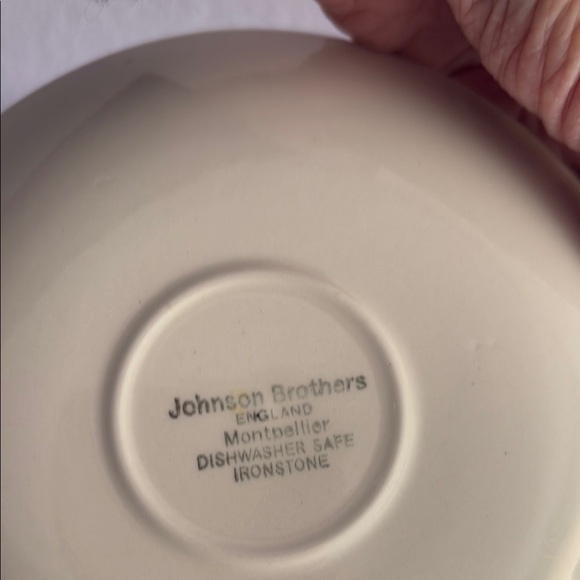 Johnson Brothers Red and Green Dinnerware Set - Picture 4 of 5